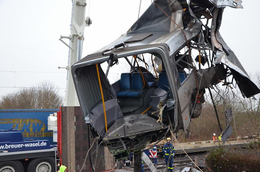 Schwerer VU Bus Zug Düsseldorf P431.JPG